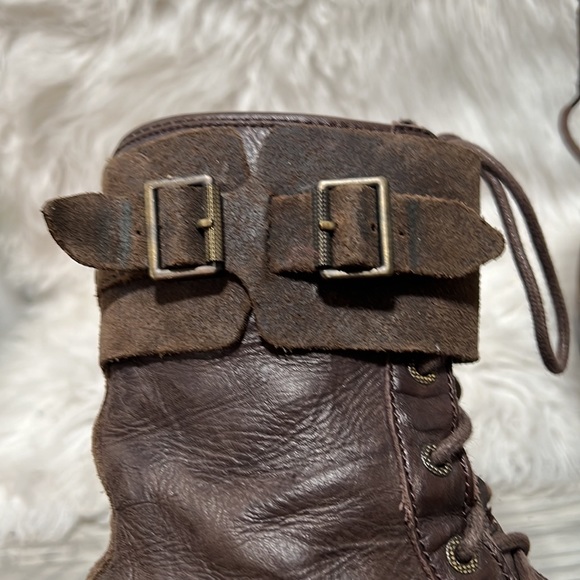 UGG MAAVERIK LODGE BROWN TEXTURED LEATHER BUCKLE BOOTS, WOMEN US 6 - Picture 4 of 10